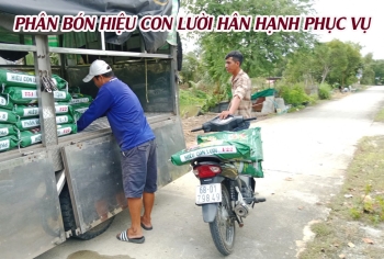 Giao 10 tấn phân bón hiệu Con Lười F22 về xã Nam Thái Sơn, huyện Hòn Đất, Kiên Giang