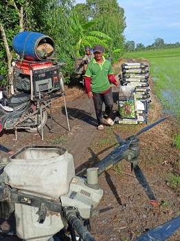 Nông dân huyện Tháp Mười sử dụng Drone bón phân hiệu Con Lười F35 trong Vụ Hè Thu 2024