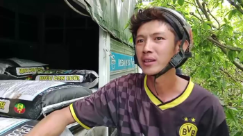 Anh Trí - một nông dân tại xã Hậu Mỹ Trinh, huyện Cái Bè, tỉnh Tiền Giang chia sẻ kỹ thuật sử dụng phân bón hiệu Con Lười F35 cho cây mít