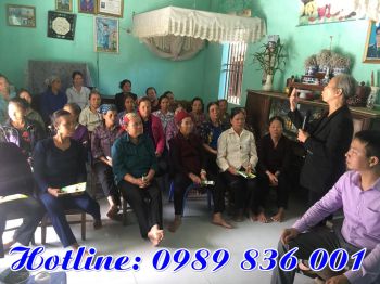 Cán bộ gia đình Lười chuyển giao kỹ thuật sử dụng Phân bón hiệu Con Lười cho bà con tại tỉnh Thái Nguyên