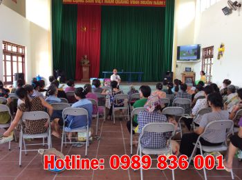 Nhà Khoa học Thạc Sĩ Nguyễn Văn Luých chuyển giao kỹ thuật sử dụng phân bón hiệu Con Lười cho bà con