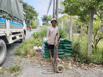 Nông dân Miền Tây Nam Bộ đang tích cực nhận phân bón hiệu Con Lười cho vụ Đông Xuân năm 2022 - 2023