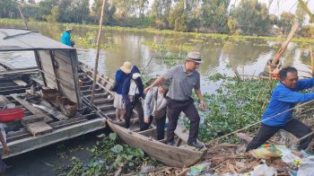 Vua Lười đang dẫn đoàn cán bộ công ty phân bón Mùa Vàng đi thăm quan, đánh giá thực tế những cánh đồng lúa bón phân hiệu Con Lười tại Miền Tây Nam Bộ