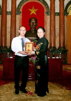 Chủ tịch Hội Đồng Quản Trị Công ty CP Phân bón Mùa Vàng - Thạc sĩ Nguyễn Văn Luých được trao tặng huy hiệu và danh hiệu: Doanh nhân làm theo lời Bác