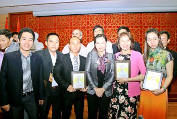 Phân Con Lười - “Thương hiệu danh tiếng ASEAN” do tạp chí Đông Nam Á- viện nghiên cứu DN VVN trao tặng