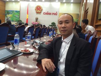 Thủ Tướng Chính phủ Nguyễn Xuân Phúc Tặng Công Ty CP Phân Bón Mùa Vàng cây bút