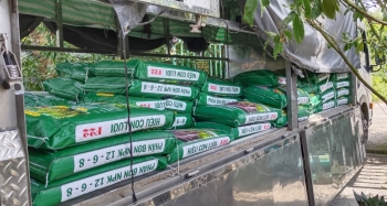 Giao hơn 3 tấn phân bón hiệu Con Lười cho anh Tấn tại xã Phú Hữu, huyện An Phú, tỉnh An Giang