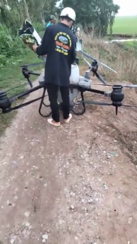Anh Phong tại Hồng Ngự, tỉnh Đồng Tháp, đã sử dụng máy bay drone để bón phân Con Lười F35 Mới