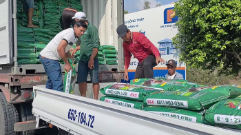 Giao phân bón hiệu Con Lười phục vụ bà con trồng lúa tại xã Hưng Thạnh - huyện Tháp Mười - tỉnh Đồng Tháp trong vụ 3 năm 2023.