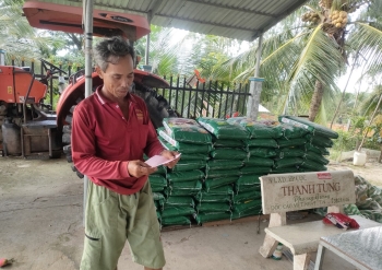 Hình ảnh giao phân bón hiệu Con Lười cho anh Trương tại xã Phú Đức, huyện Tam Nông, tỉnh Đồng Tháp chuẩn bị vụ 3 năm 2023